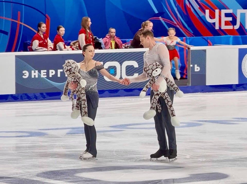    Александра Бойкова и Дмитрий Козловский после выступления со своими кошачьими талисманами. Дарья ЧУВАТКИНА