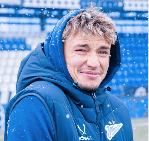 Андрей Мостовой замерз в Оренбурге, а надо было нанести точный удар с 11-метровой отметки . Фото: ФК "Зенит"