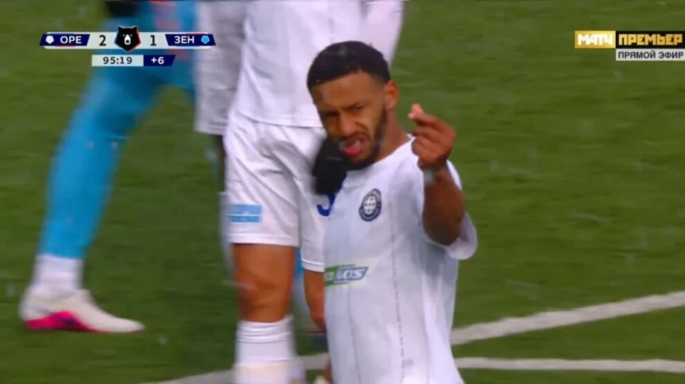    Скандальный жест футболиста, фото скрин трансляции «Матч Премьер»