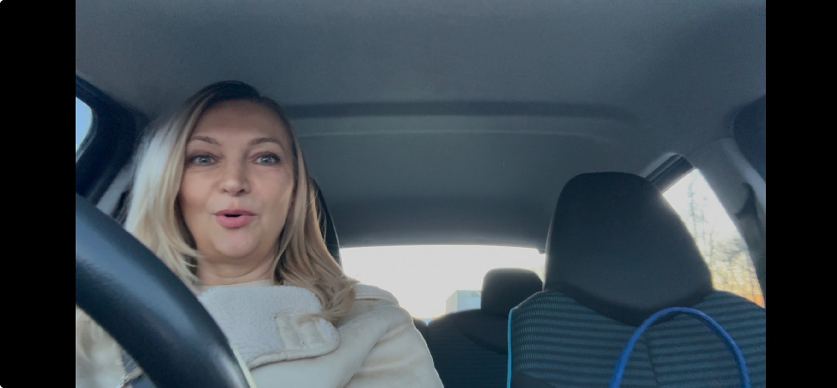 	1.	В 25 тебе аплодируют за терпение. Молчишь когда неприятно, остаёшься на работе до ночи, соглашаешься на чужие условия чтобы не потерять шанс. В голове крутится мысль “потерпи ещё немного, потом станет легче”. Только организм ведёт свою бухгалтерию. К 50 эта бухгалтерия проявляется давлением, бессонницей и странным ощущением пустоты утром, когда вроде всё есть, а внутри тихо.
	2.	В 25 кажется нормальным жить на одобрении. Один взгляд начальника, одно сообщение от человека который нравится, один лайк под фото и настроение резко меняется. Через годы приходит неприятная мысль: ты всё это время был как радио без своей частоты, ловил чужие сигналы. И однажды ловишь себя на фразе “я строил жизнь так, чтобы меня хвалили”. А собственный голос почти не слышен.
	3.	В молодости занятость принимают за ценность. Календарь забит встречами, телефон не замолкает, задачи и дедлайны идут без пауз. Снаружи это выглядит как активная жизнь. Внутри накапливается чувство, будто ты всё время бежишь рядом со своей жизнью. Однажды вечером в голове появляется простая фраза: “я столько лет спешил, но куда”.
	4.	После 40 вскрывается то, что раньше было удобно не замечать. Люди рядом оказываются привычкой, работа держится на страхе всё поменять, разговоры повторяются годами. Слышишь фразу “ну такова жизнь” и вдруг понимаешь, что ей прикрывают десятилетия компромиссов. И появляется тихая мысль: можно было иначе.
	5.	Самое тяжёлое открытие не про деньги и не про карьеру. Оно про время, которое ты отдавал людям и местам, где тебя на самом деле не было. В памяти всплывает простая фраза: “если постоянно терпеть, жизнь привыкает что с тобой так можно”. И в какой-то момент начинаешь пересматривать почти всё вокруг.

Если представить что тебе снова 25 и можно убрать одну привычку, чтобы не прийти к этим мыслям в 50, что бы ты перестал терпеть уже сегодня?

Если откликнулось, сохрани этот текст и забери продолжение в закрепе профиля.