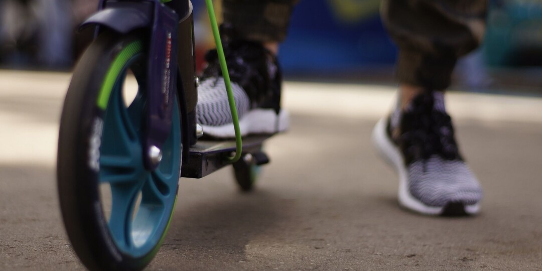 В Ленобласти уже начался сезон аренды самокатов, в Петербурге — пока нет