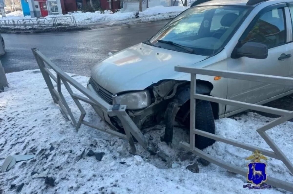    В Самаре после столкновения двух Lada Granta в больницу попал ребёнок