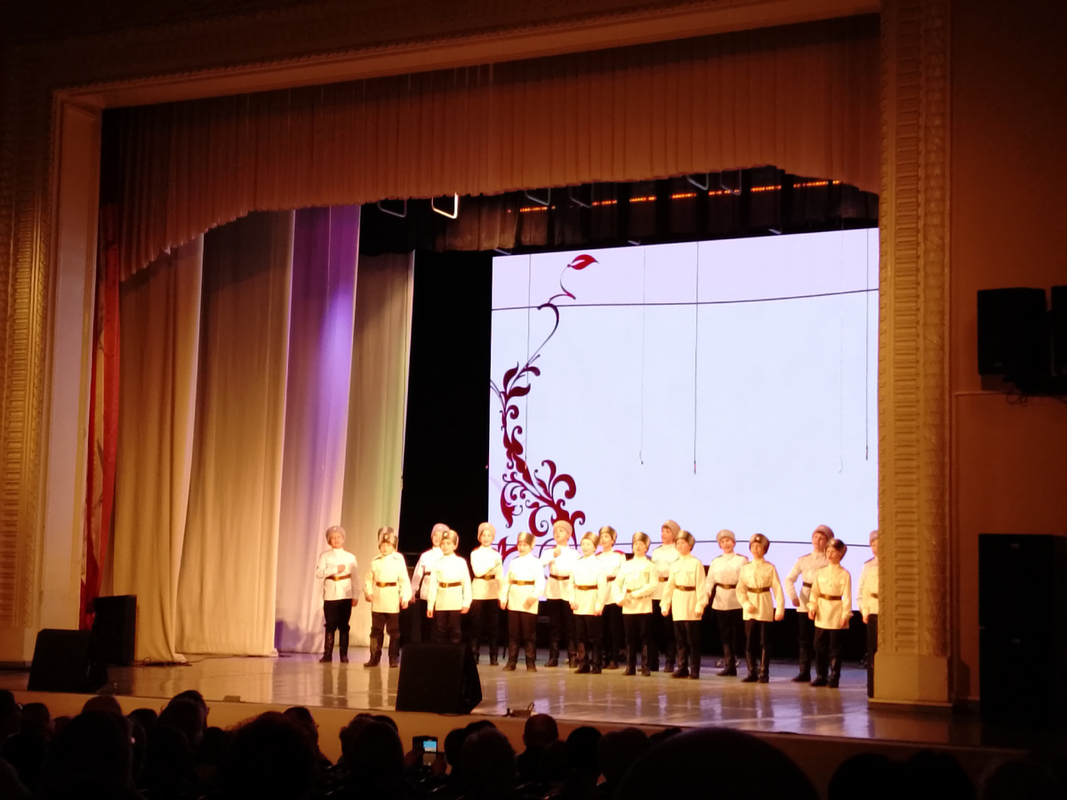 Здесь внучок мой с казачатами поют