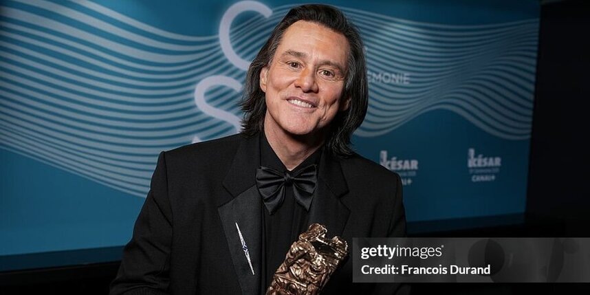    Джим Керри с почетной наградой "Сезар" за кулисами во время 51-й кинопремии "Сезар" в L'Olympia в Париже (2026 год)
