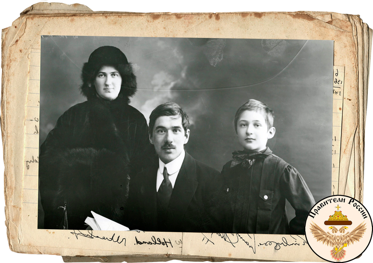 С женой и сыном. Фото в свободном доступе.