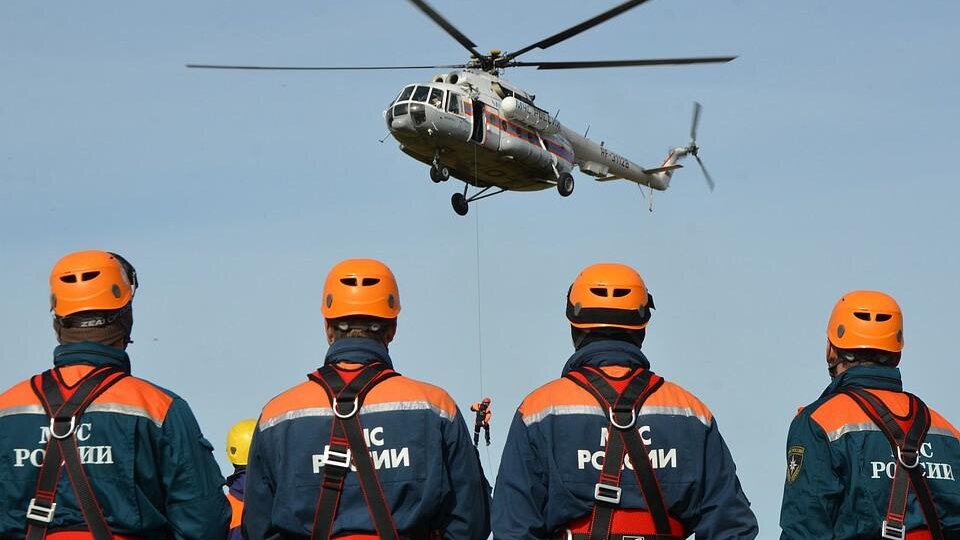 – Ребёнок в заброшенном здании, – сказала она наконец. – Мальчик, семь лет. Провалился через прогнившее перекрытие, застрял между этажами