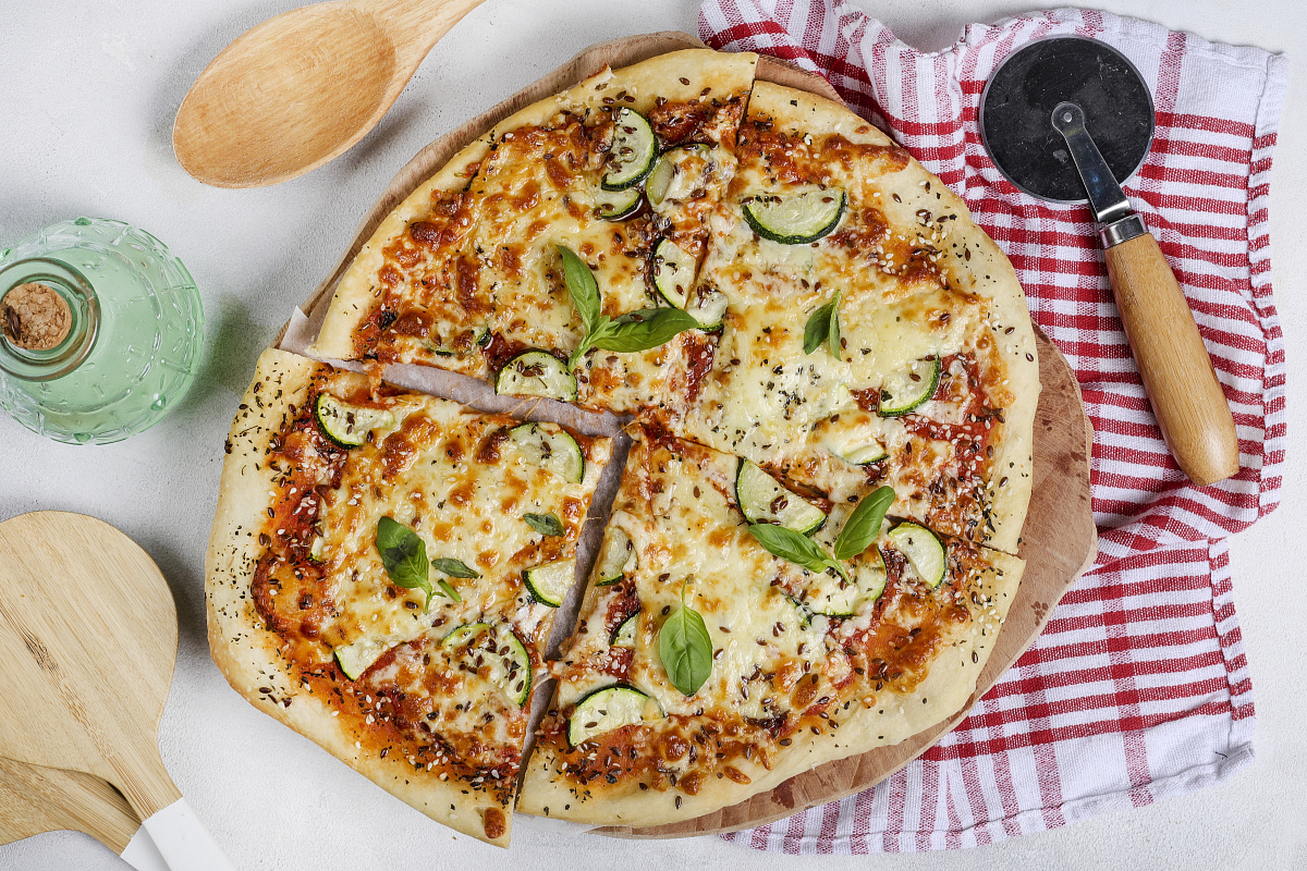 Пицца «Веджетариана» с цукини, перцем-гриль и вялеными томатами