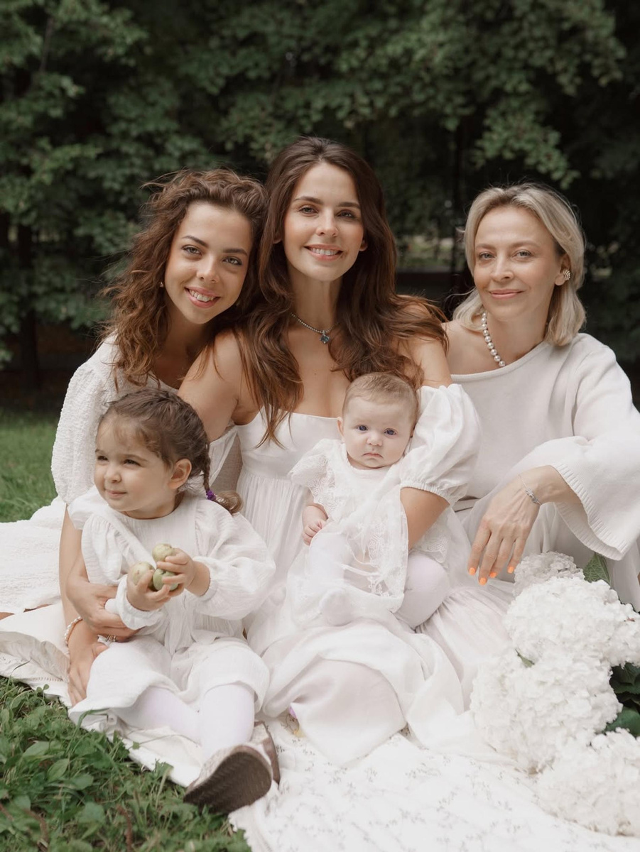    Лиза Моряк с семьёй. Фото: Инстаграм (запрещён в РФ) @moryakliza