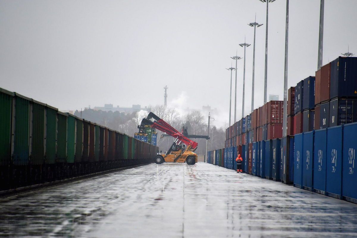 Выгрузка контейнеров из полувагонов