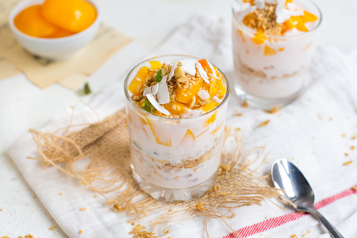 Тропическая гранола с персиками и малиновым йогуртом