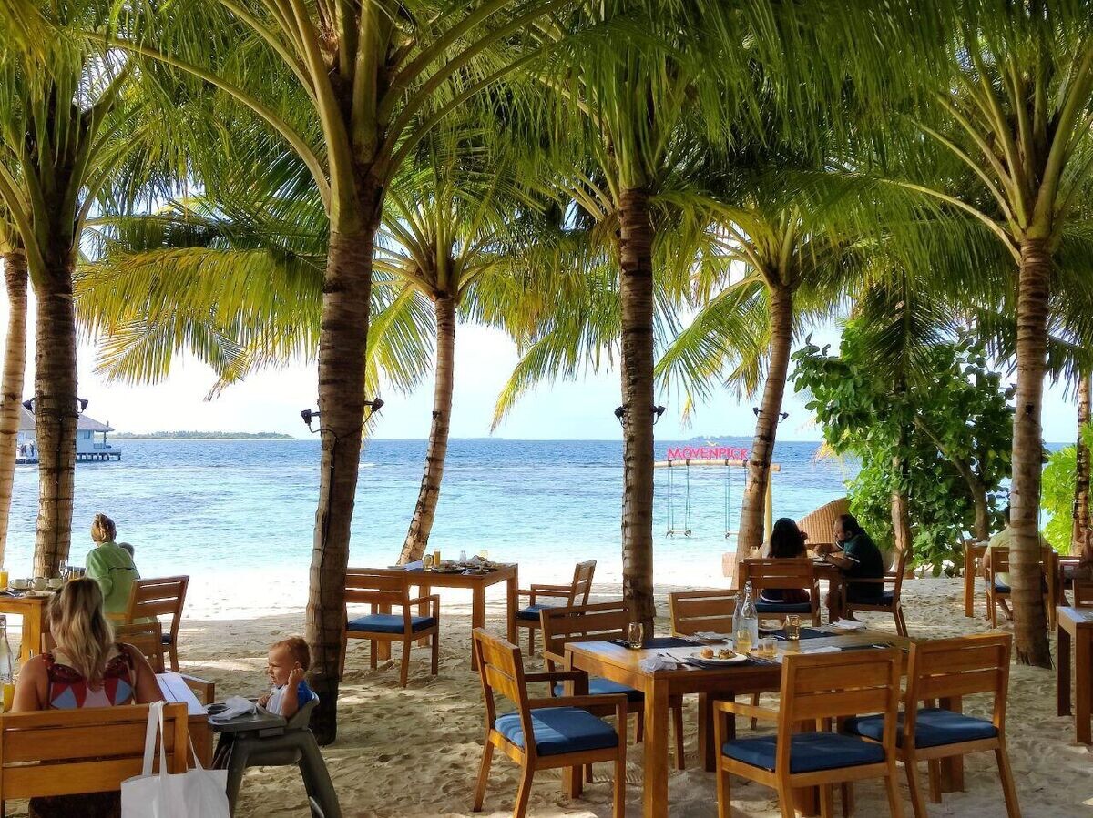    Мальдивы. Завтрак на пляже в отеле Mövenpick Resort Kuredhivaru Maldives | © РИА Новости / Мария Селиванова