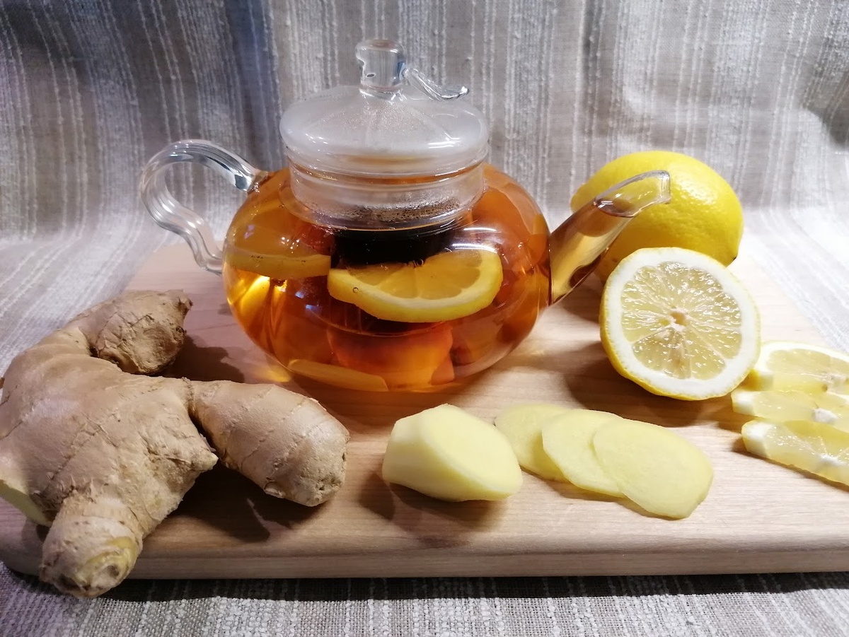 Чай с имбирём, лимоном и мёдом, ещё не настоялся. Фото автора