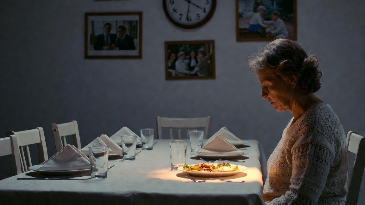  Кухня с накрытым столом и пустыми стульями вокруг