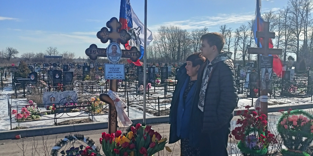 8 марта. Я к сыну иду с цветами ...