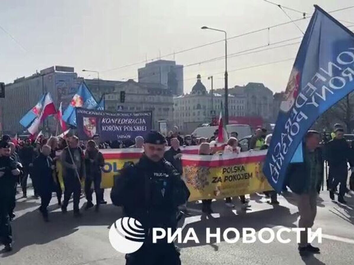    Уличный марш против втягивания Польши в военные действия на Украине и Ближнем Востоке проходит в Варшаве | © РИА Новости