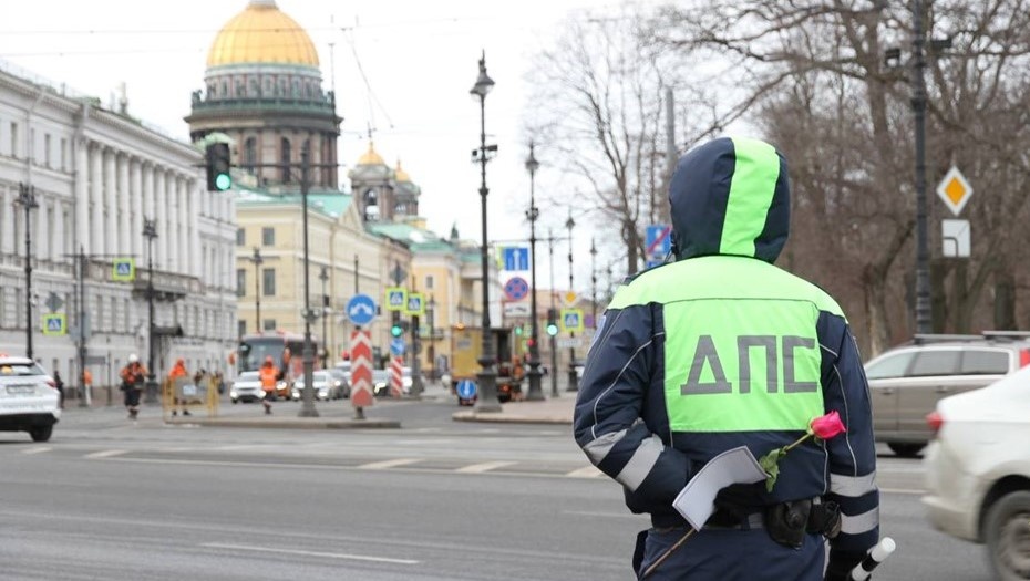    Петербургские полицейские поздравили женщин водителей и пешеходов с 8 марта Автор фото: Пресс-служба МВД России по Петербургу