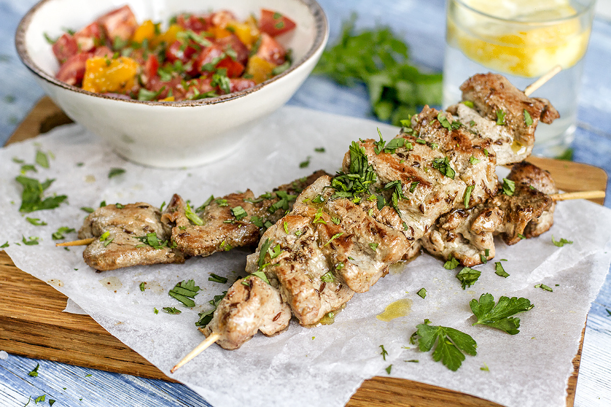 Шашлычки из свинины в кокосовом маринаде с овощами и кешью