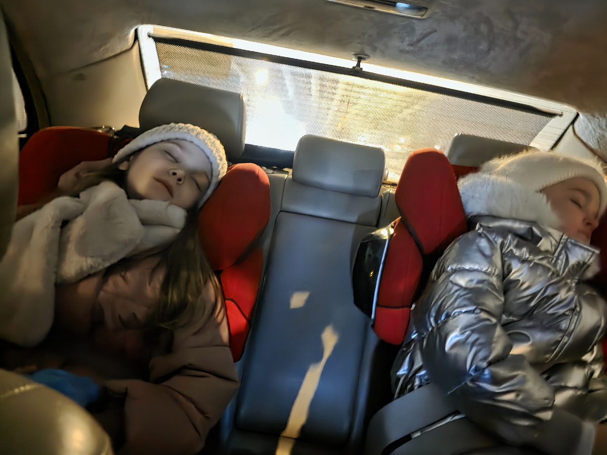 И так бывает. Девочки любят ездить куда-нибудь с нами. Конкретно в этом случае их сморил аквапарк.