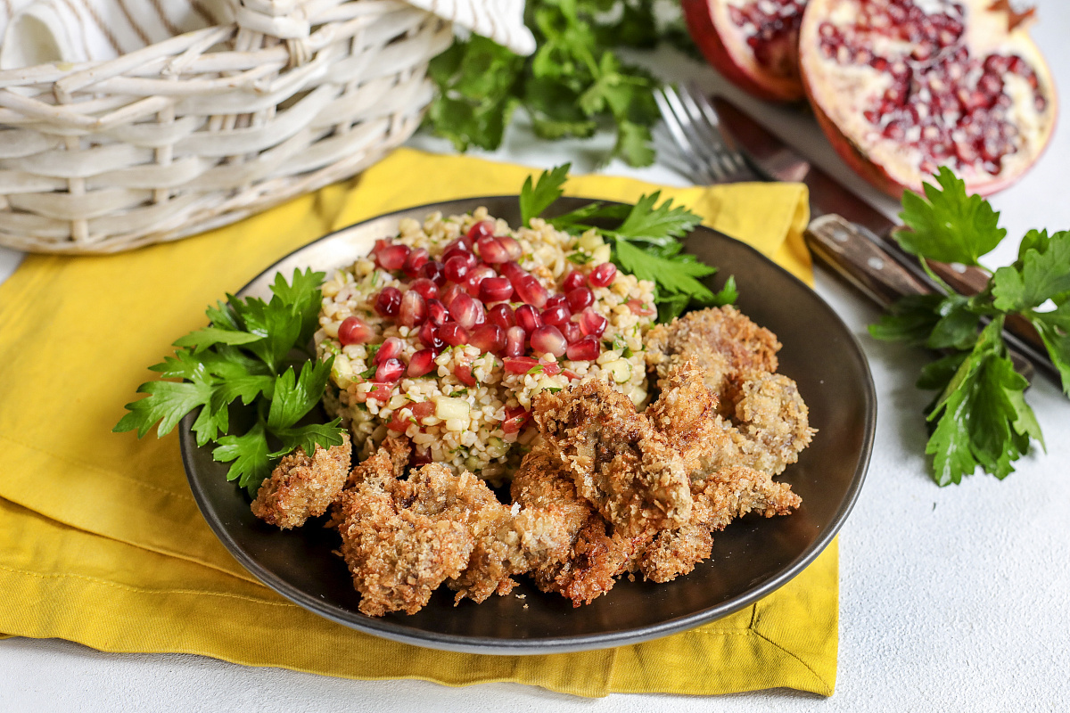 Говядина в хрустящей панировке с ливанским салатом «Табуле»