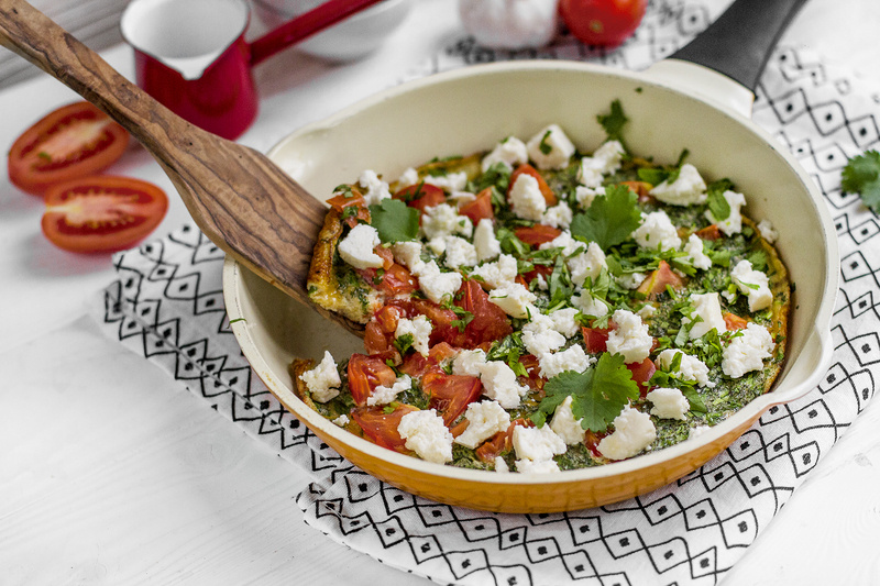 Омлет с адыгейским сыром, свежими томатами и зеленью