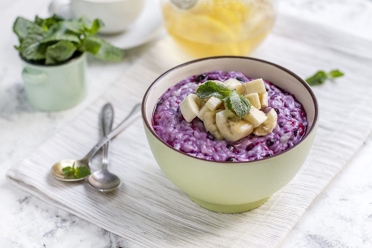 Черничная рисовая каша на молоке с бананом