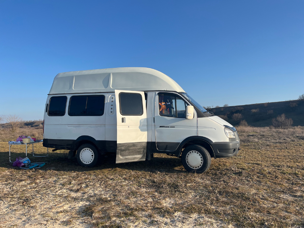 Подъехали машиной к морю 