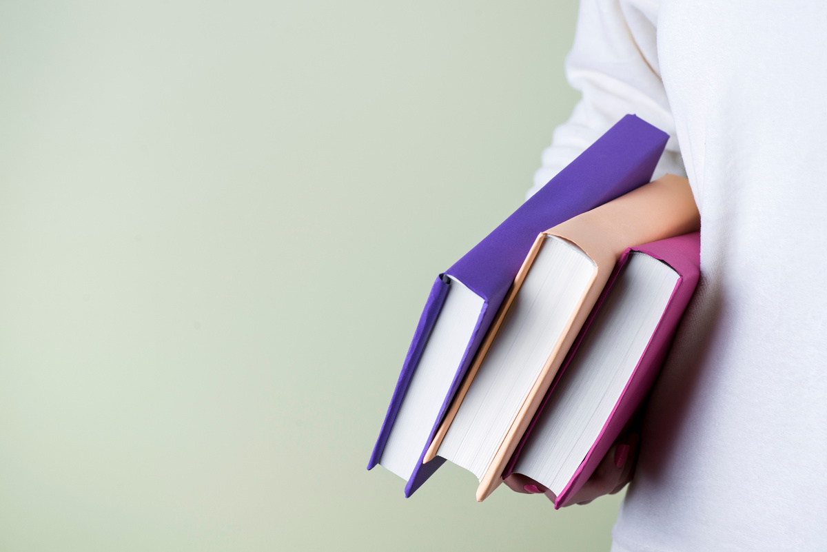 источник фото: https://ru.freepik.com/free-photo/close-up-person-holding-three-books_1092463.htm#fromView=search&page=1&position=7&uuid=823df939-9f0c-4225-bafb-a8688345940c&query=образование+учеба