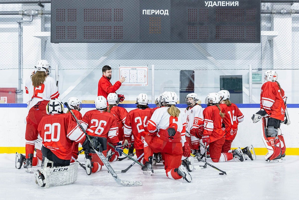    В Московской академии хоккея готовят чемпионок: дуэт красоты и силы