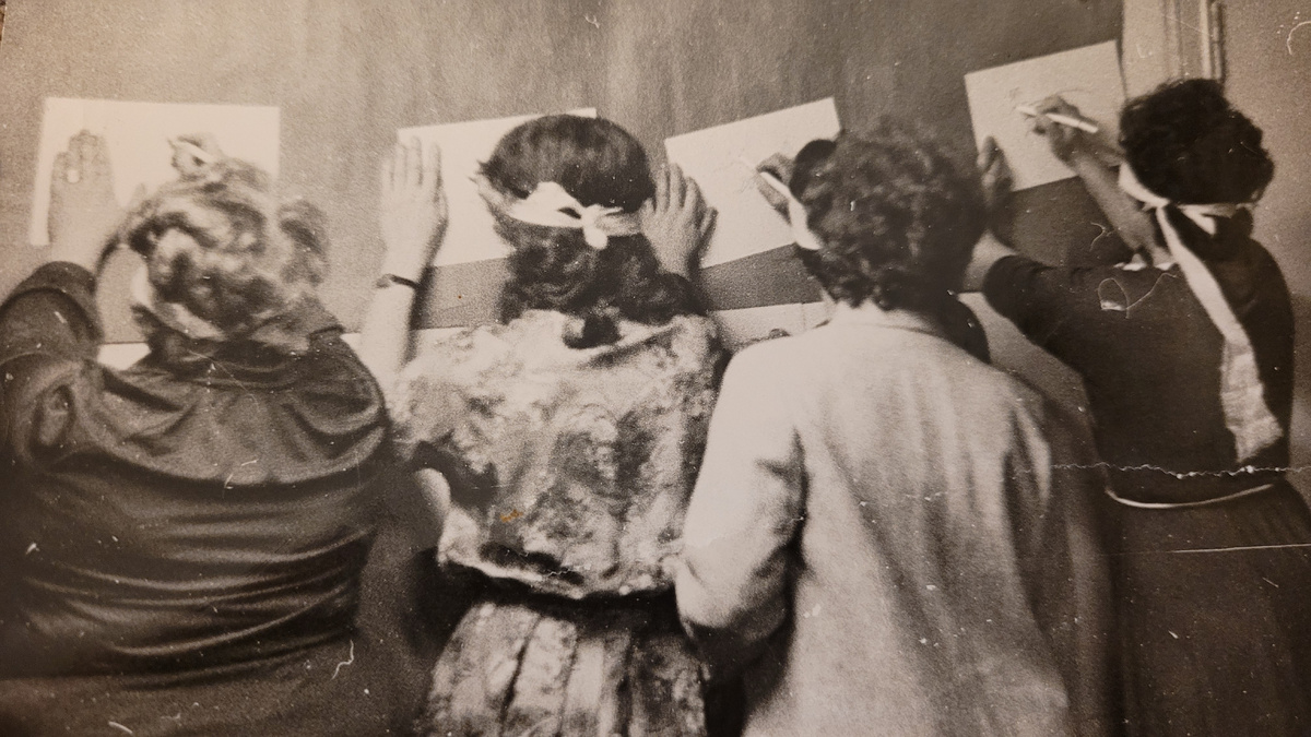 Вторая слева - это я.