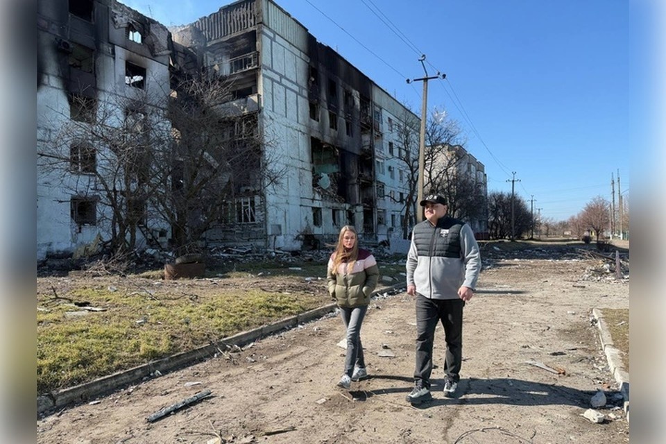    Замгубернатора Артур Саидов осмотрел обстрелянные ВСУ дома в Васильевке. Фото: тг-канал Евгения Балицкого