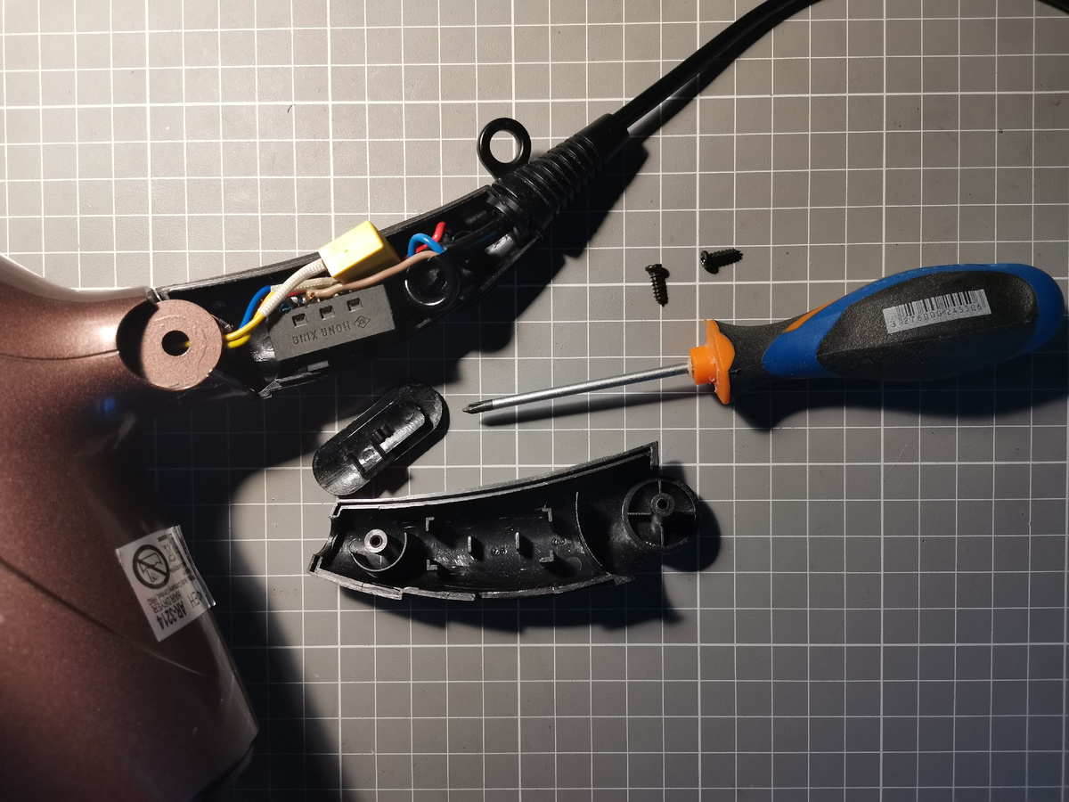 Выкручиваем пару саморезов из ручки фена