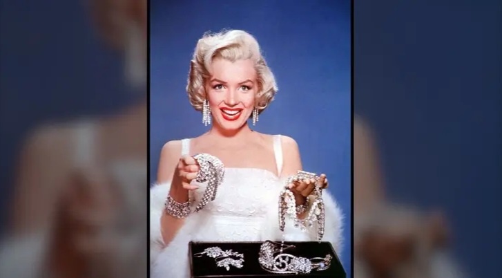 Новое доказательство того, что убийство Мэрилин Монро раскрыто, — сенсационная информация о том, что она не покончила с собой.