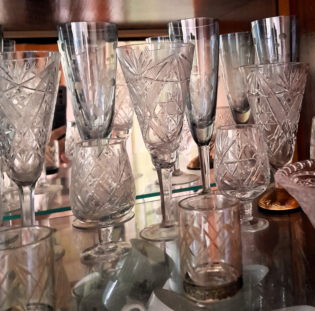 Старый мамин сервант с хрусталем и фарфором