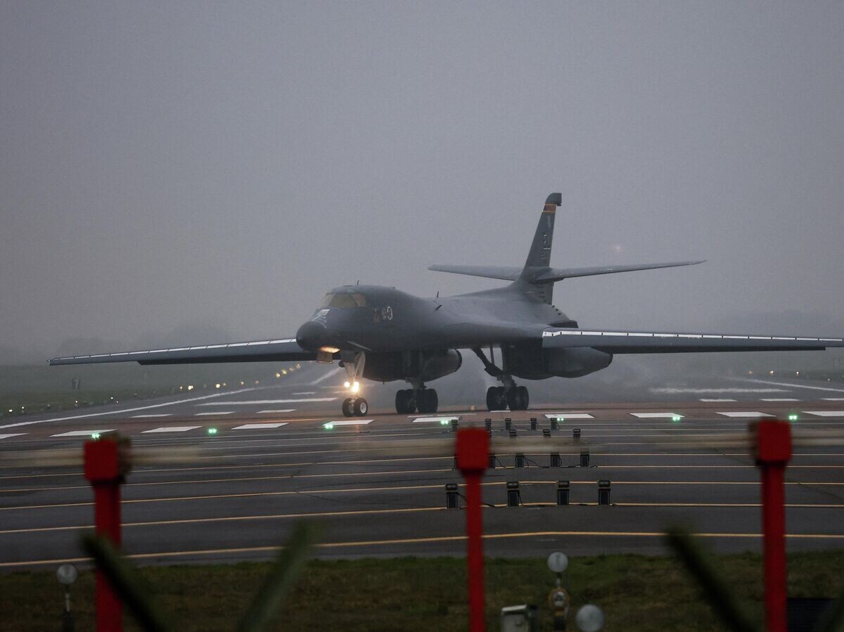    Бомбардировщик B-1B Lancer ВВС США на британской базе ВВС в Фэрфорде | © REUTERS / Toby Melville