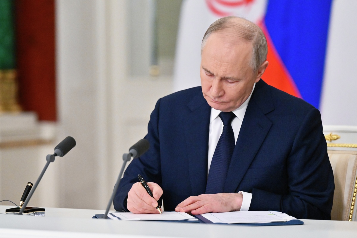    Владимир Путин подписал РИА