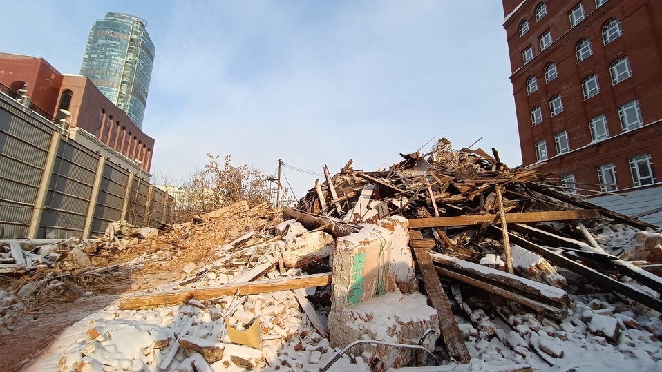     В центре Екатеринбурга снесли бывший ОКН 19 века на ул. Розы Люксембург 8/10. Фото: Николай Курилов / МК-Урал.