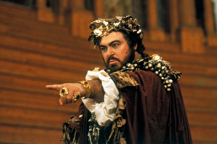 Лучано Паваротти в опере «Риголетто»