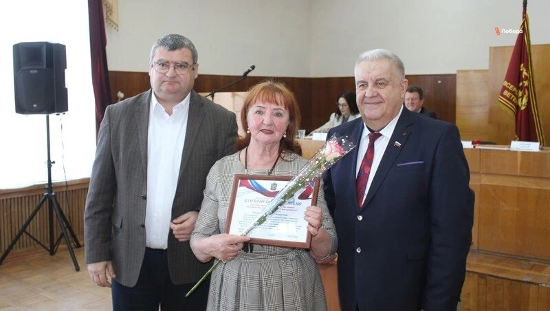    8 марта Валентина Лутошкина принимала поздравления от руководства округа Фото: Администрация Степновского округа