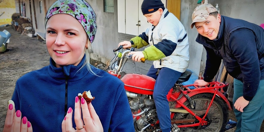 Весна в деревне после суровой зимы: уборка во дворе, старый мопед и необычный эксперимент на кухне