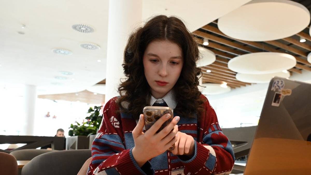    Студентка Елизавета Степанова регулярно пользуется мессенджерами / Фото: Анатолий Цымбалюк / Вечерняя Москва