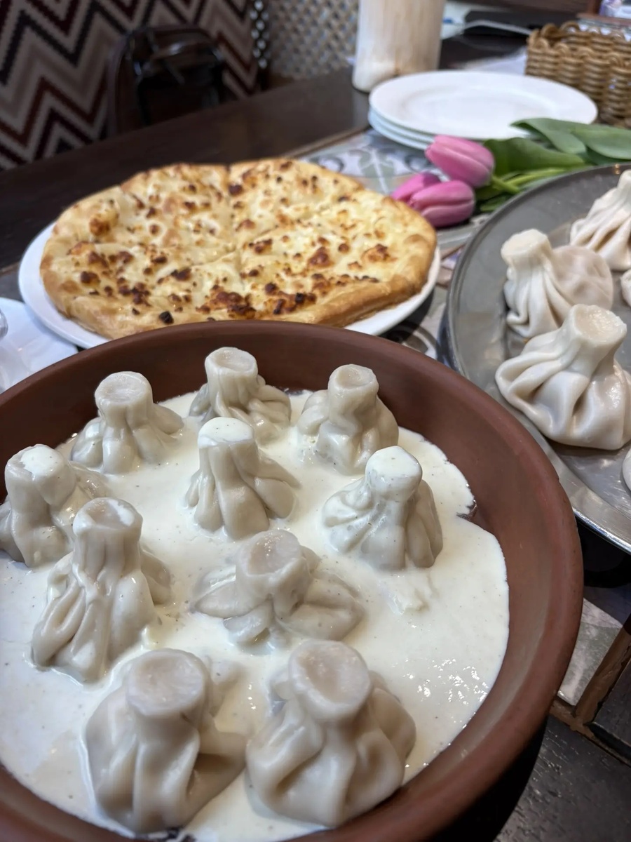 Мини-хинкали с курицей в сливочном соусе