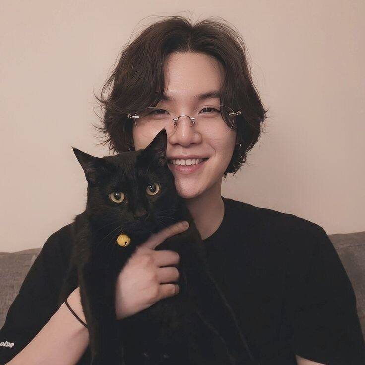 Suga 🎂(похожи?) 