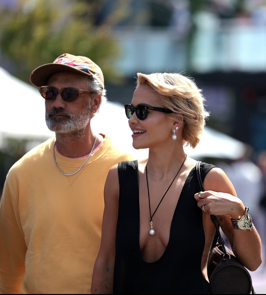 Рита Ора и Тайка Вайтити на квалификационных заездах Гран-При Австралии В Мельбурне. Материал: Getty Images.