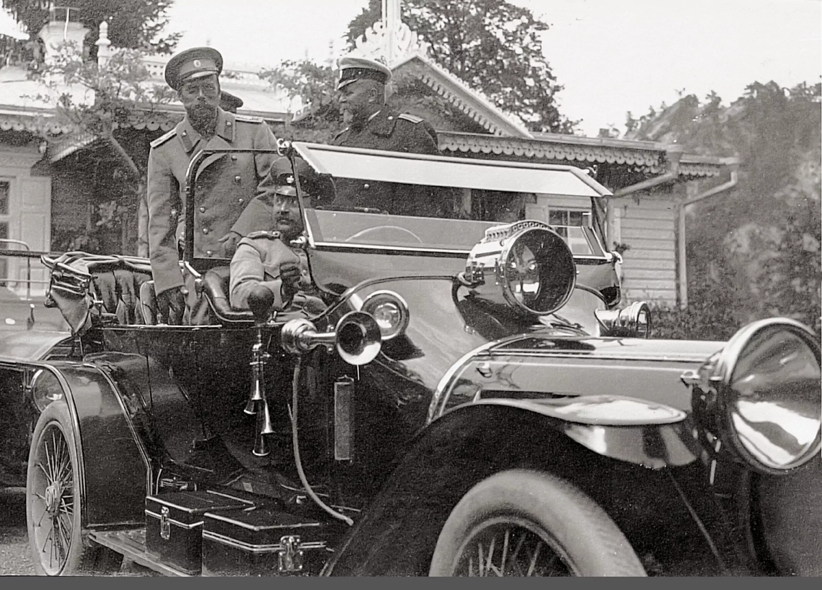 Николай II в автомобиле. Архивное фото царской России