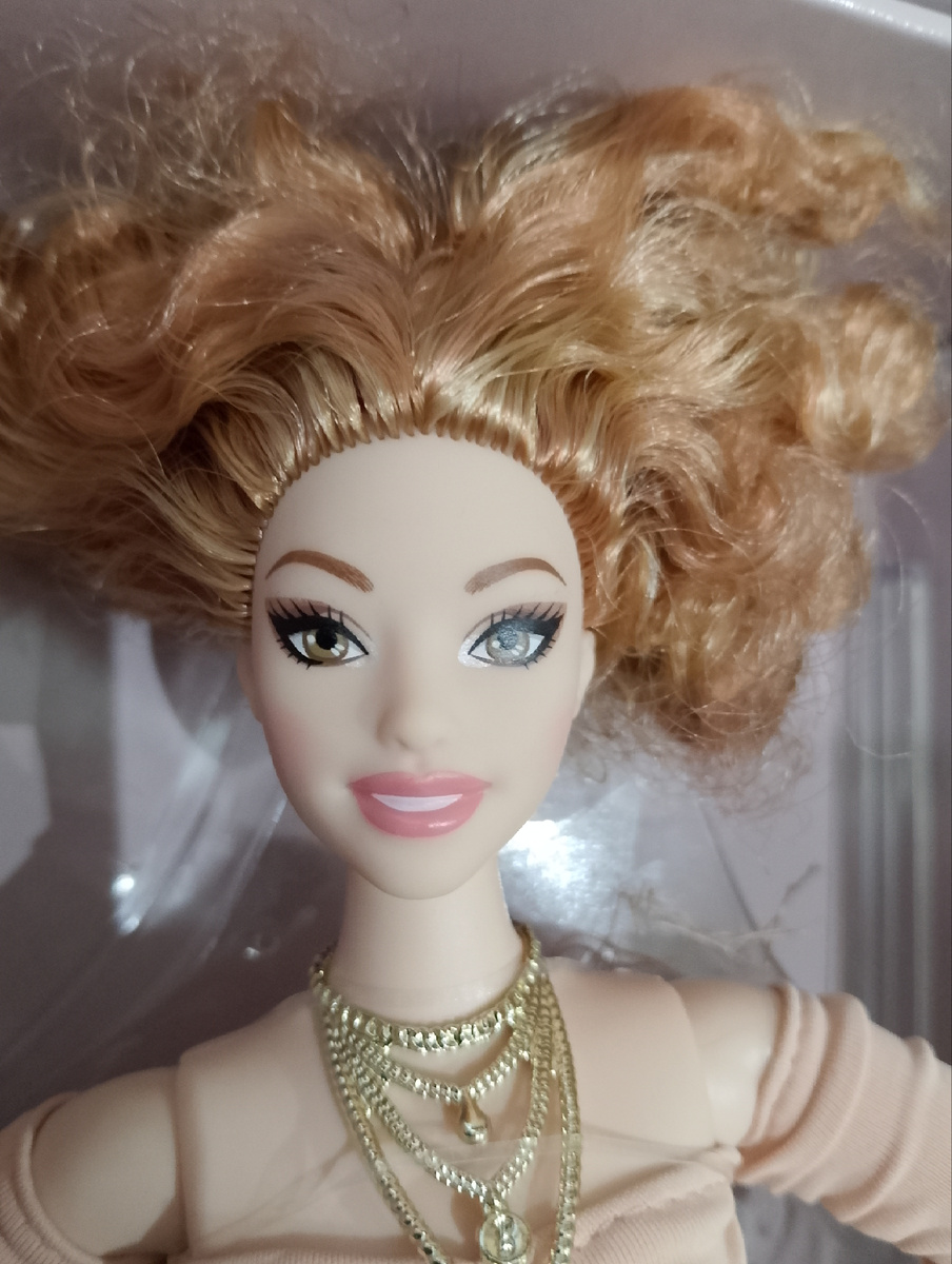 Хотя девочка симпатичная и яркая! 