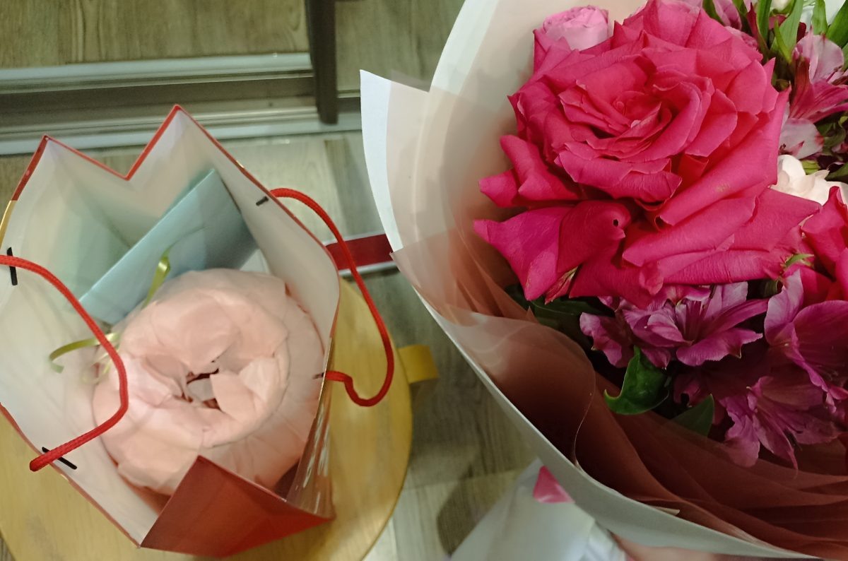    Цветы маленькому мальчику продавать побоялись