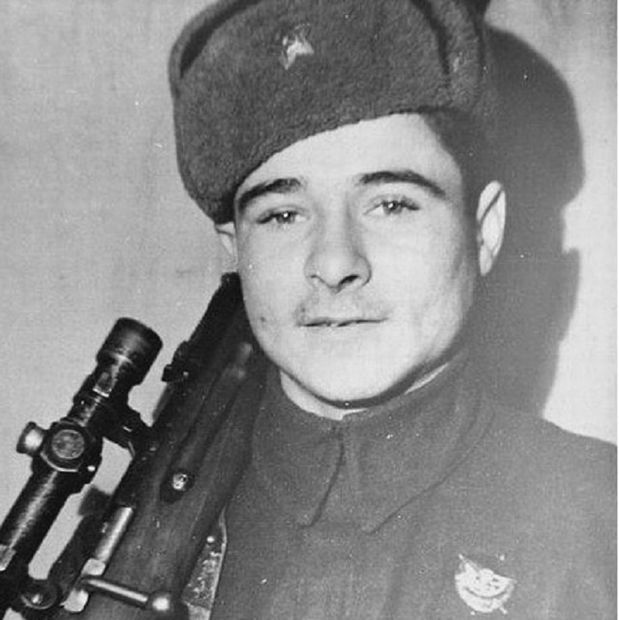 Снайпер Мамедали Абасов с винтовкой Мосина