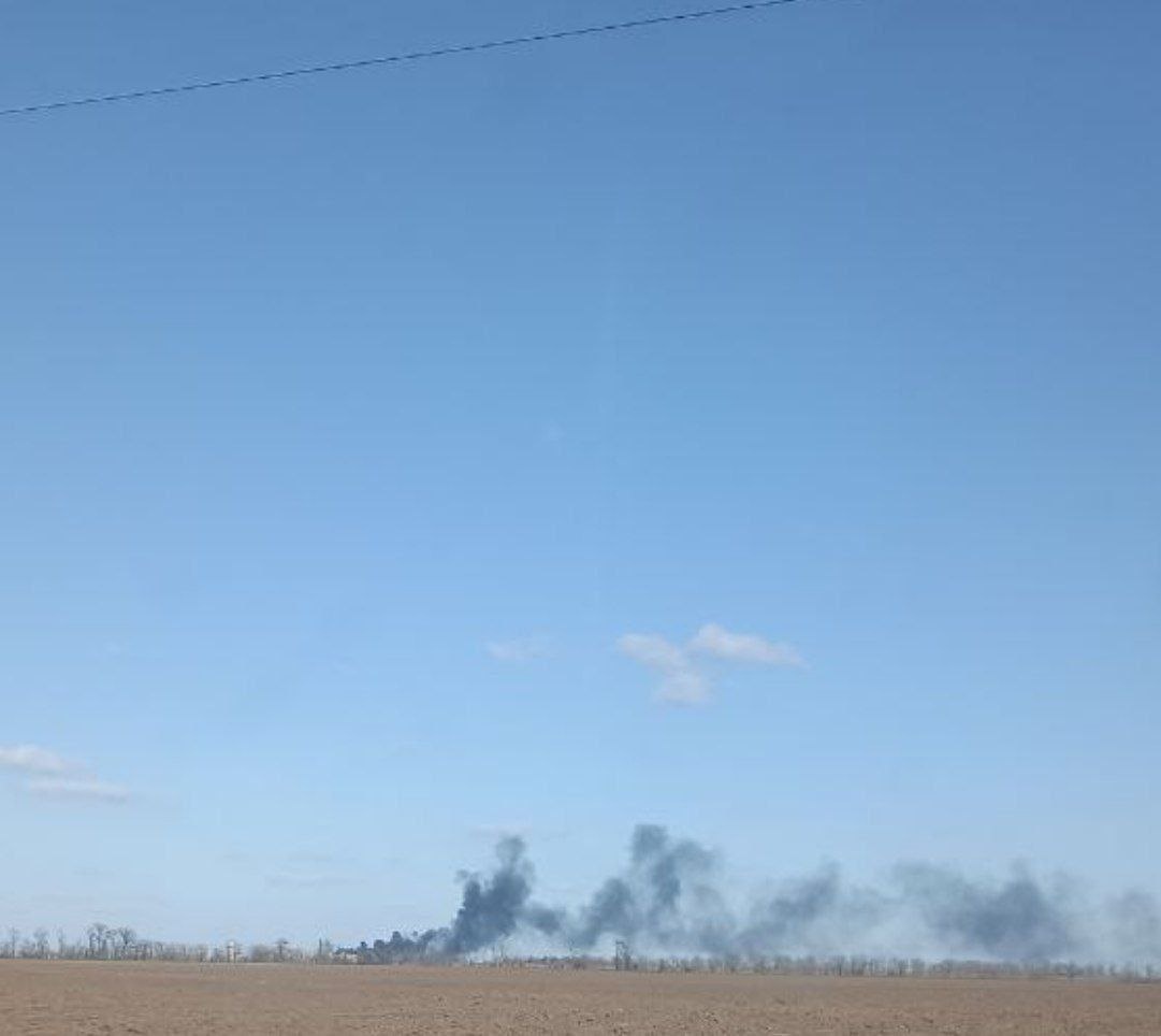    На сельскохозяйственной базе горит техника после удара ВСУ по Каховскому округу