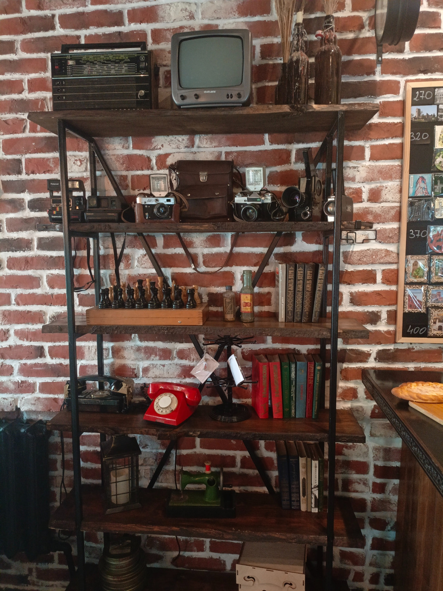 Полка-музей слева от кассы