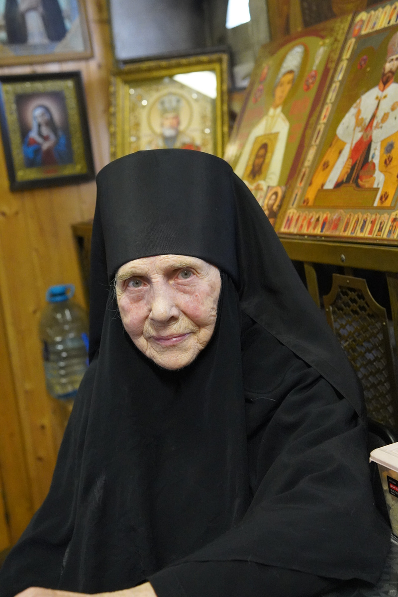 При монастыре живёт одна монахиня — 87-летняя матушка Евфросиния. Несмотря на возраст, она с неустанной энергией возрождает обитель: встречает паломников, организует службы и ищет средства на восстановление. Благодаря её трудам и молитвам уже восстановлен храм Николая. Сюда тянутся паломники, и даже сестры-монахини приезжают, чтобы потрудиться и готовы остаться жить при монастыре.